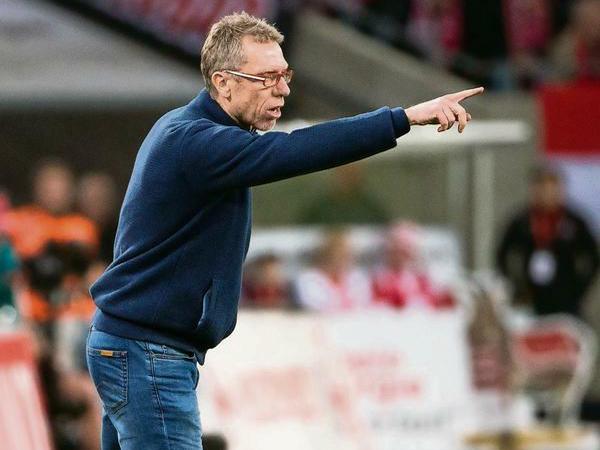Zurück zur Ordnung, bitte! Trainer Peter Stöger hat eine neue Ernsthaftigkeit nach Köln gebracht. Trotz einiger Exzentrik wie der rot-weißen Brille.
