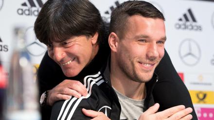 Lukas Podolski wird sogar von Bundestrainer Joachim Löw umarmt.