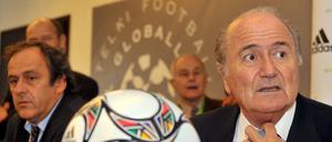 Sepp Blatter und Michel Platini geraten im Fifa-Skandal immer mehr unter Druck. 
