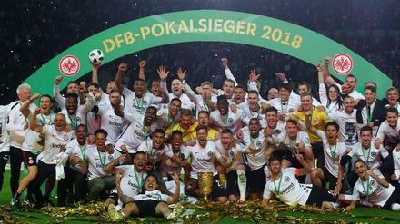 So sehen Sieger aus. Eintracht Frankfurt feiert ihren erster Pokalerfolg seit 30 Jahren.