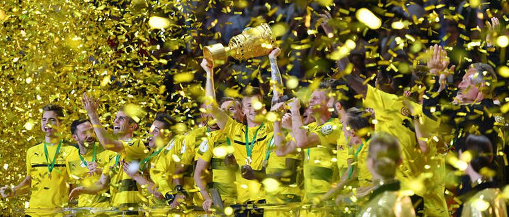 Da ist das Ding. Borussia Dortmund ist Deutscher Pokalsieger 2017.