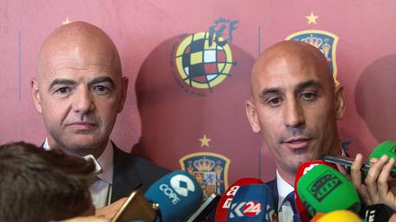 Der Präsident des spanischen Fußballverbands (RFEF), Luis Rubiales, neben Fifa-Präsident Gianni Infantino (Archivbild)