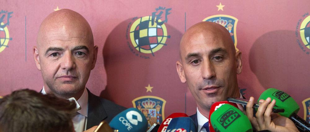 Der Präsident des spanischen Fußballverbands (RFEF), Luis Rubiales, neben Fifa-Präsident Gianni Infantino (Archivbild)