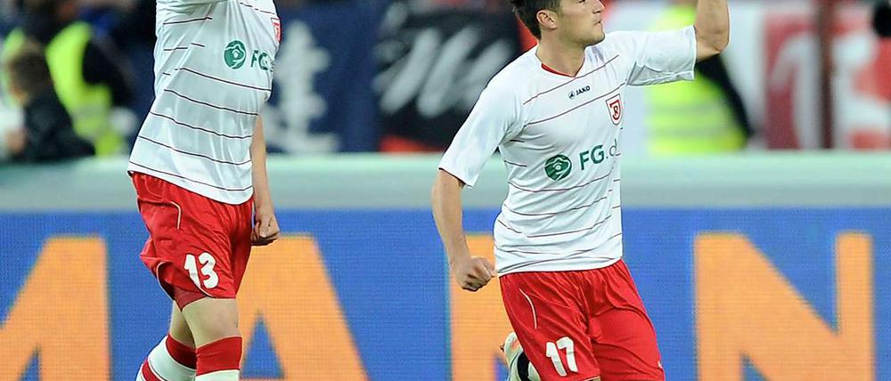 Der Regensburger Oliver Hein (r) bejubelt seinen Treffer zum 0:1 mit seinem Teamkollegen Jim-Patrick Müller.