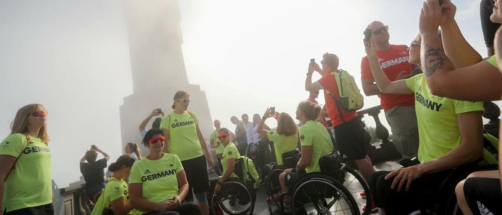 Deutsche Paralympics-Teilnehmer fotografieren den eingenebelten Cristo Redentor.