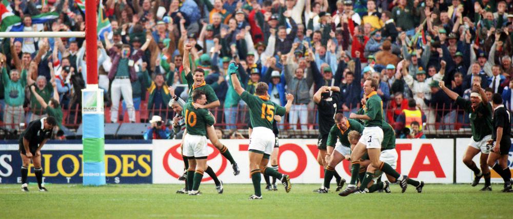 Joel Stransky (Nummer 10) gelingt 1995 im Finale der siegbringende Kick zum 15:12 in der Verlängerung für Südafrika.