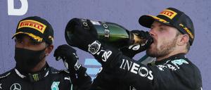 Prost Mahlzeit! Sieger Valtteri Bottas (rechts) trinkt, Lewis Hamilton ist verärgert. 
