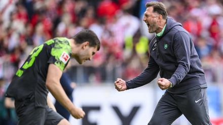 Die Wolfsburger bejubeln einen kaum mehr für möglich gehaltenen Sieg in Freiburg.