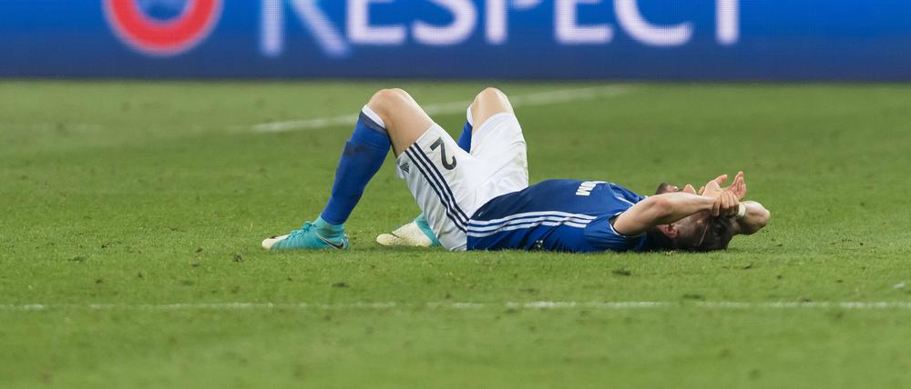 Das war knapp. Schalkes Daniel Caligiuri liegt nach dem Spiel enttäuscht auf dem Rasen. 
