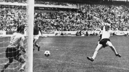 Karl-Heinz Schnellinger trifft für Deutschland im WM-Halbfinale von Mexiko 1970 zum 1:1 gegen Italien und erzwingt damit die Verlängerung. 