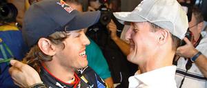 Alter und neuer Meister: Rekordweltmeister Michael Schumacher (rechts) gratuliert Sebastian Vettel.