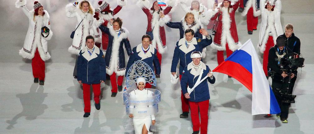 So nicht bei Olympia 2018 zu sehen: Ein russischer Fahnenträger, hier Alexander Subkow 2014 in Sotschi, und sein Gefolge.