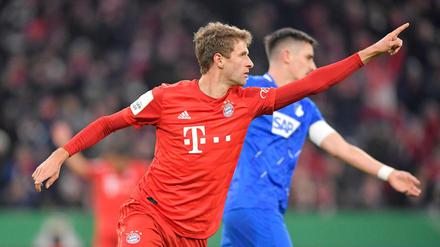 Da geht's lang. Thomas Müller führte den FC Bayern ins Pokal-Viertelfinale.