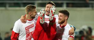 Mit beiden Beinen in die erste Liga. Kölns Lasse Sobiech, Jonas Hector und Salih Özcan (v. l. n. r.) feiern den Aufstieg.