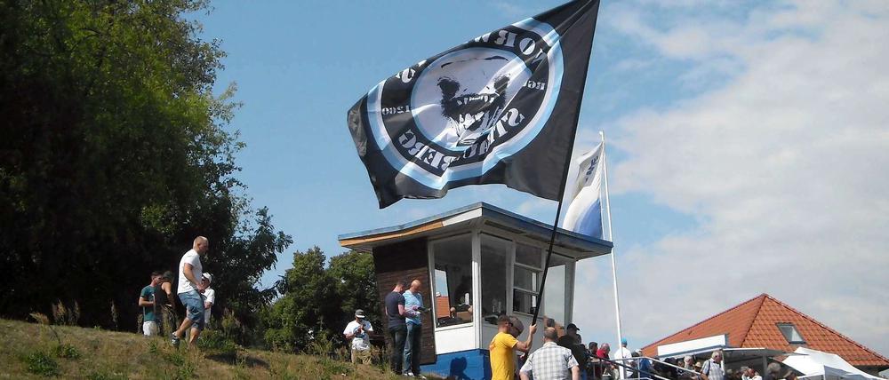 Strausberger Spaßvögel mit einer großen Fahne.