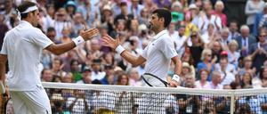 Der gegenseitige Respekt ist groß. Federer (l.) und Djokovic gratulieren sich zu einem außergewöhnlichen Wimbledon-Finale.