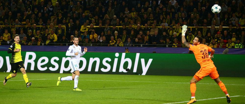 Da guckst du. Roman Bürki im Dortmunder Tor ist machtlos gegen den Schuss von Gareth Bale.