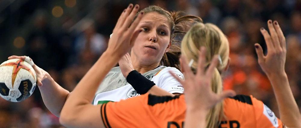 Kaum ein Durchkommen. Xenia Smits und ihre deutsche Mannschaft hatten gegen Holland Probleme.