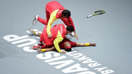 Tja, Tennis können wir besser. Nadal feiert mit seinem Kollegen den Triumph gegen Kanada.