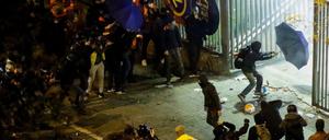 Vor dem Camp Nou in Barcelona kam es am Mittwochabend zu Ausschreitungen. Zahlreiche Personen wurden verletzt. 