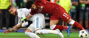 Sergio Ramos nahm Liverpools Mohamed Salah aus dem Spiel.