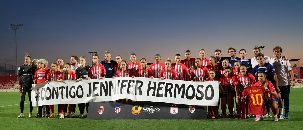 Jennifer Hermoso wird von vielen anderen Fußballerinnen unterstützt.