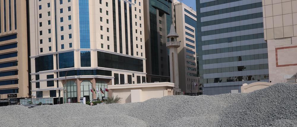 Kies in Katar. Schwer vorstellbar, dass in dieser Gegend während der WM-Tage mehr als 1000 Euro für ein Hotelbett aufgerufen werden.