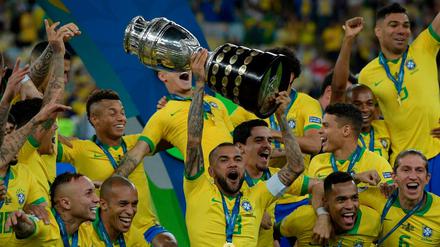 Geschafft. Brasiliens Kapitän Dani Alves stemmt den Siegerpokal in die Höhe.