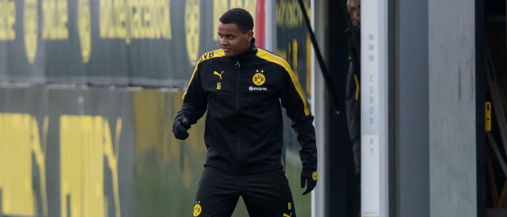 Dortmunds Manuel Akanji ist beim BVB Training erstmals am Ball. 