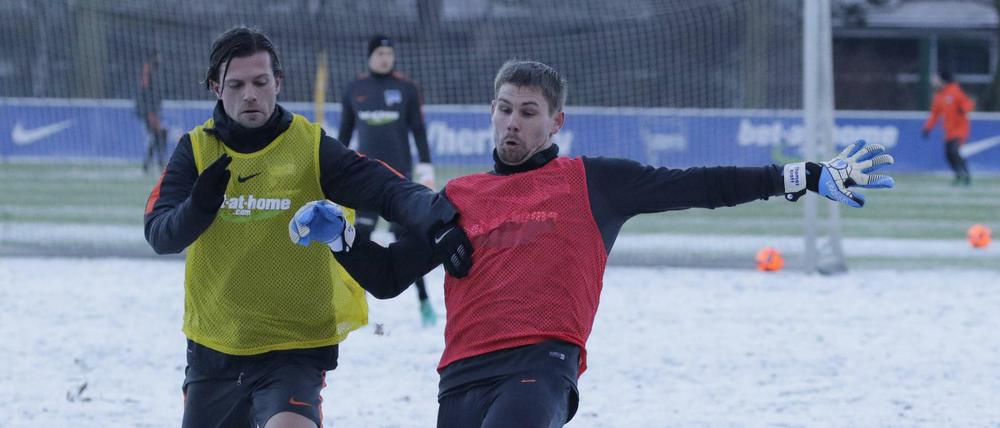 Valentin Stocker (links) hat gute Chancen, zum Bundesliga-Auftakt in der Startelf von Hertha BSC zu stehen. 