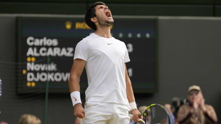 Carlos Alcaraz spielte ein emotionales erstes Wimbledon-Finale und war am Ende stärker als Novak Djokovic.