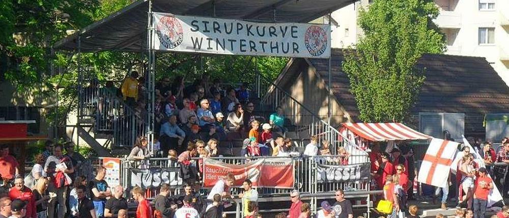 Der FC Winterthur hatte sich zur Saisonabschlussparty die Mannschaft von FC United of Manchester eingeladen. Winti! Winti! Winti!, dröhnte es mit hellen Stimmen aus der Sirupkurve. 