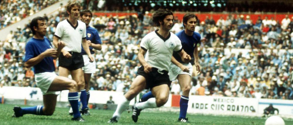 Gerd Müller (2.v. r) traf natürlich auch im Jahrhundertspiel gegen Italien. 