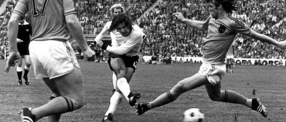 Gleich ist er drin: Gerd Müller (weißes Trikot) erzielt das 2:1 im WM-Finale 1974. 
