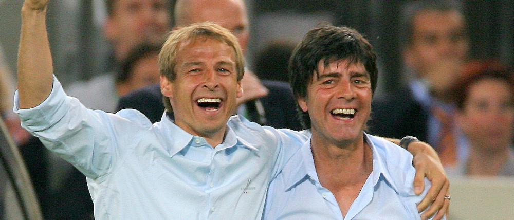 Jürgen Klinsmann (l) and sein damaliger Co-Trainer Joachim Löw.