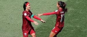Historischer Moment. Torschützin Kanjana Sung-Ngoen (l.) feiert den ersten WM-Treffer Thailands mit Taneekarn Dangda.