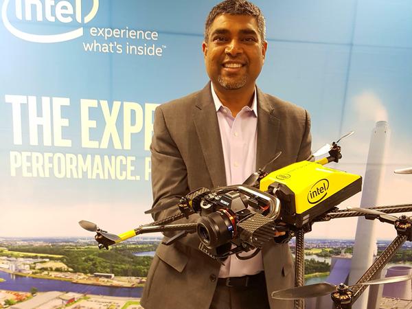Anil Nanduri, Drohnen-Chef bei Intel, mit der Falcon8+