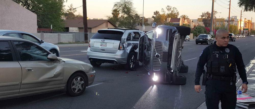Ende einer Testfahrt. Uber gibt an, dass nicht der Roboterwagen den Unfall verursachte, sondern ein anderes Fahrzeug die Vorfahrt missachtete. 