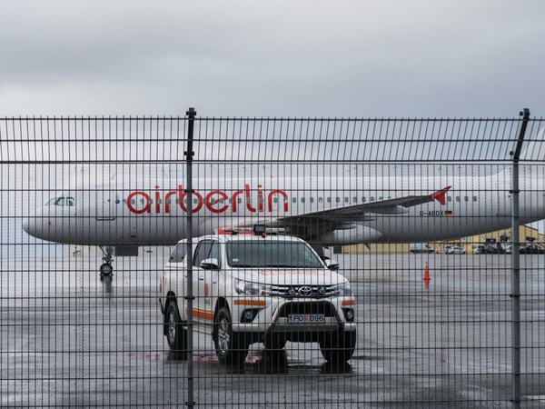 Ein Air Berlin Airbus A320 steht seit Donnerstag (19. Oktober 2017) auf dem Rollfeld des Flughafens Keflavik nahe der isländischen Hauptstadt Reykjavik. Die Isländer verlangen die Begleichung von Flughafengebühren. 