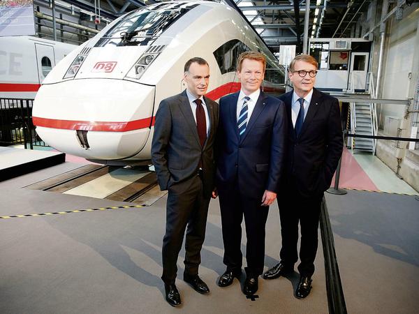 Die Spitze der Deutschen Bahn AG: Berthold Huber (Verkehr, links), Vorstandschef Richard Lutz (Mitte) und Ronald Pofalla (Infrastruktur, rechts) am 23. März 2017 zur Volage der Jahesbilanz in Berlin.