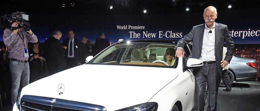Neue Modelle. Daimler-Chef Dieter Zetsche präsentiert sich vor der runderneuerten Produktpalette des Autoherstellers. 