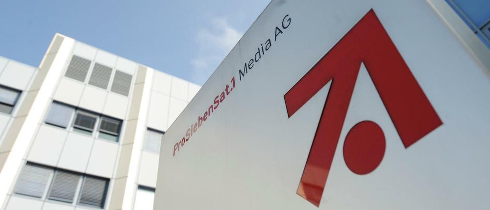 Das Konzern-Logo der ProSiebenSat.1 Media AG am Eingang zur Konzern-Zentrale in Unterföhring bei München. Der Medienkonzern gehört vom 21. März an zu den im Dax verzeichneten Unternehmen. 