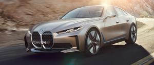 Der vollelektrische BMW Concept i4. Von den hohen Kühlergrills lassen sich die BMW-Designer auch bei den neuesten Modellen offenbar nicht abbringen.