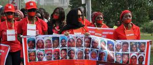 Zum ersten Jahrestag der Entführung der Schülerinnen haben zahlreiche Nigerianer in Abuja demonstriert.