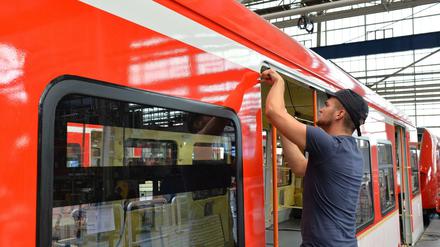  Ein Fahrzeugmonteur arbeitet bei Bombardier Transportation in Hennigsdorf an einer S-Bahn. 