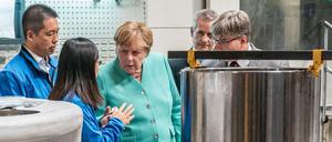 Bundeskanzlerin Angela Merkel (CDU, M.) besuchte bei ihrer China-Reise auch die Firma ZF-Powertrain.