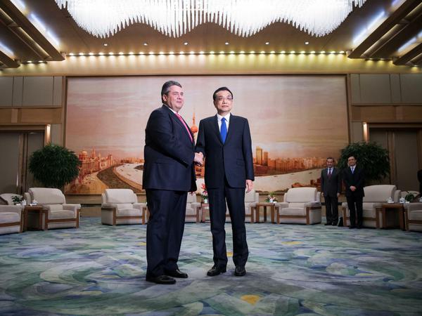 Bundeswirtschaftsminister Sigmar Gabriel und der chinesische Premierminister Li Keqiang geben sich in der Halle des Volkes in Peking die Hand. Gabriel ist bis Samstag (05.11.2016) mit einer Wirtschaftsdelegation zu Besuch in China und Hongkong.