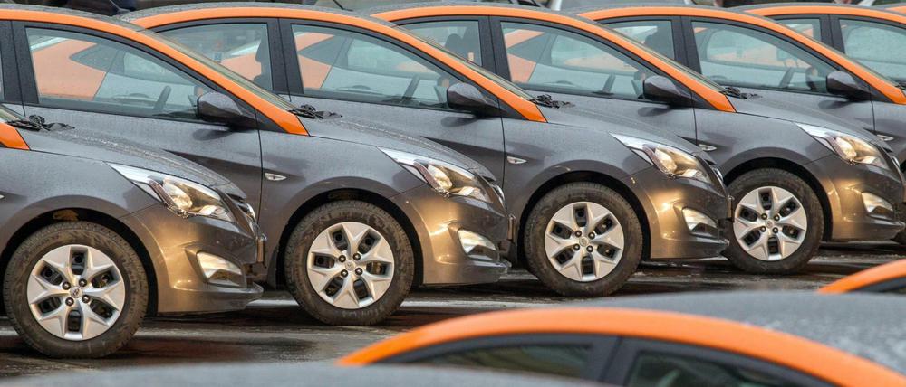 Fahrzeuge des neuen Carsharing-Anbieters auf einem Parkplatz in Sankt Petersburg.