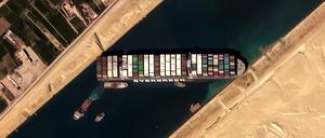 Blockade für den Welthandel: die havarierte „Ever Given“ im Suezkanal.