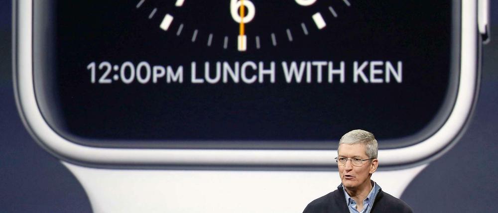 Tim Cook präsentiert die Apple Watch.